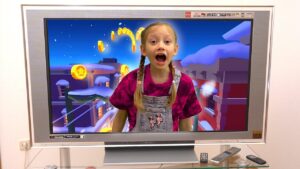 Alena and mama play Subway Surfers in real life