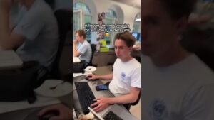 a happy (creepy) Subway surfers surprise #subwaysurfers #subwaystudio