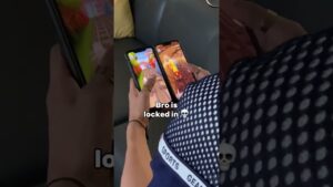 bros playing Subway Surfers on 2 phones @sauceogranny #subwaysurfers #subwaysurfersclassic